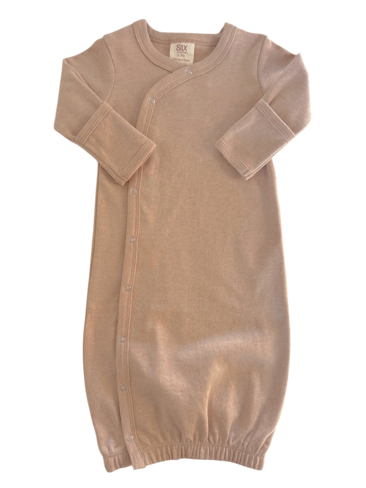 Baby gown in soft beige with long sleeves and snap closures, ideal for newborns, size 0-3 months.