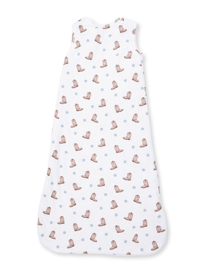 White sleep sack with a playful cowboy boot and star pattern. Ideal for cozy and safe sleep.