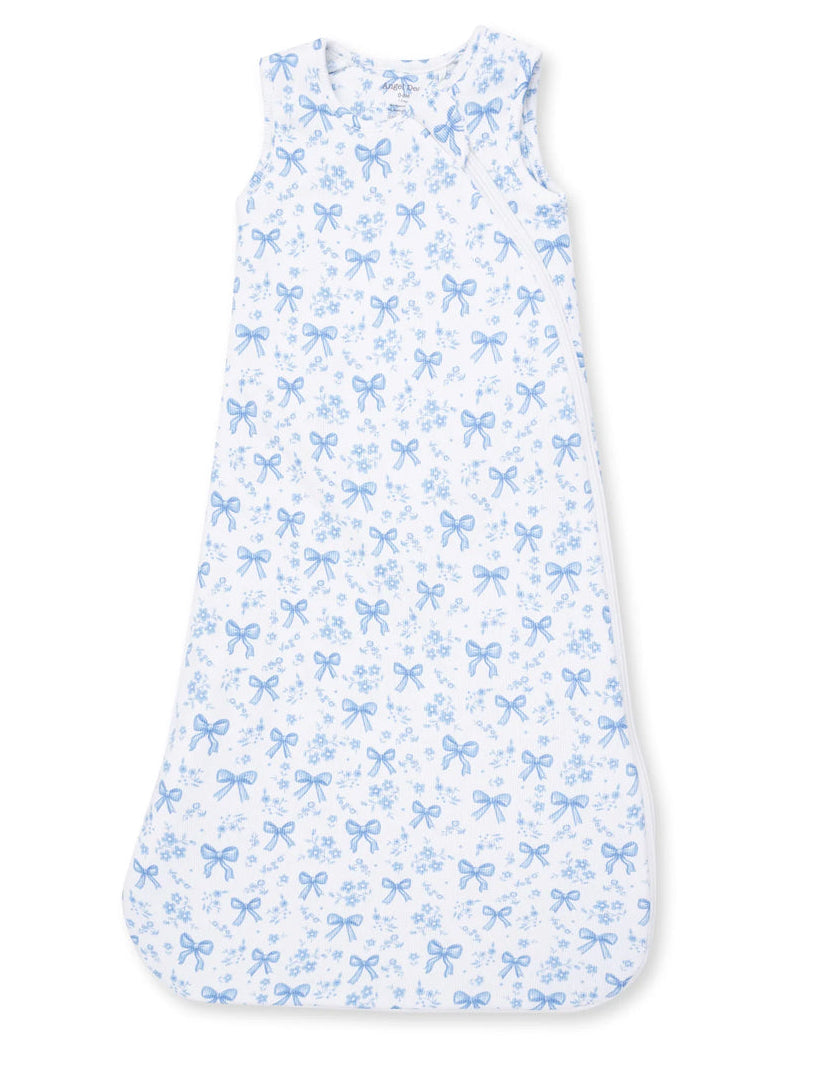 Sleeveless baby sleep sack with blue bow and floral pattern on a white background. Ideal for comfort and safety.