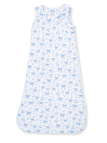 Sleeveless baby sleep sack with blue bow and floral pattern on a white background. Ideal for comfort and safety.