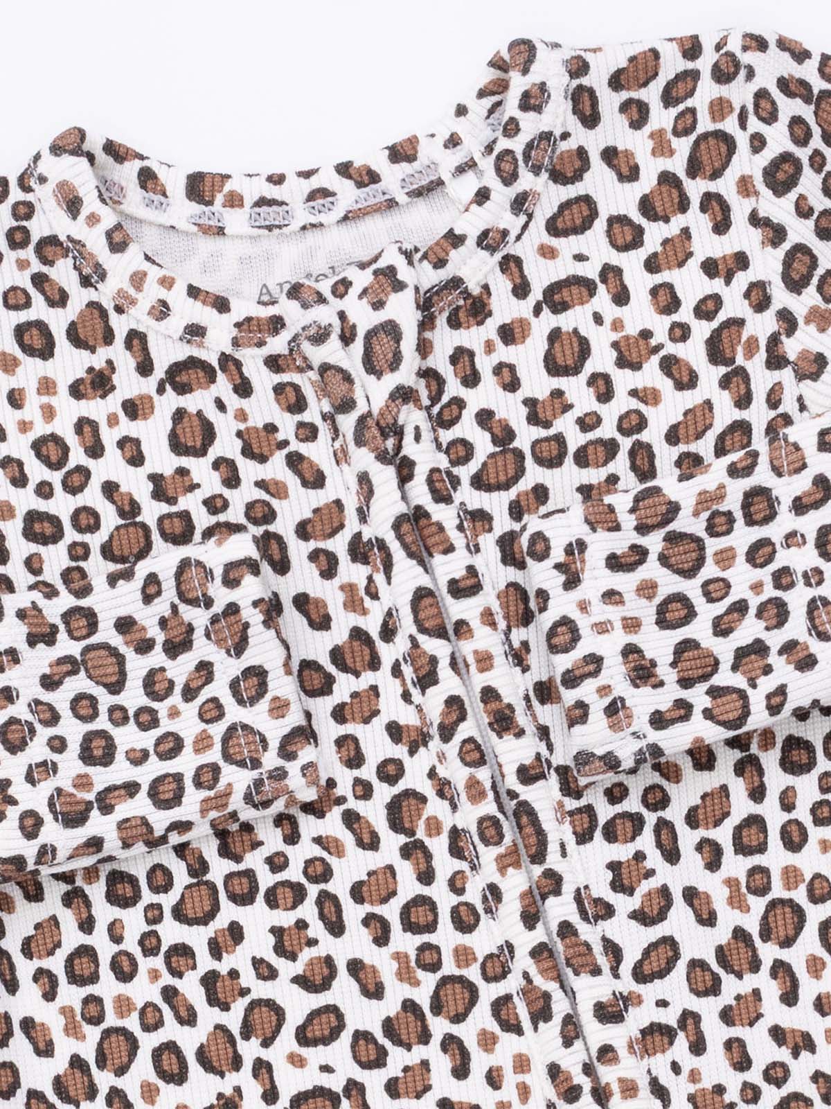 Leopard print sleepwear in soft fabric with button closures and contrasting pockets. Perfect for cozy sleep.