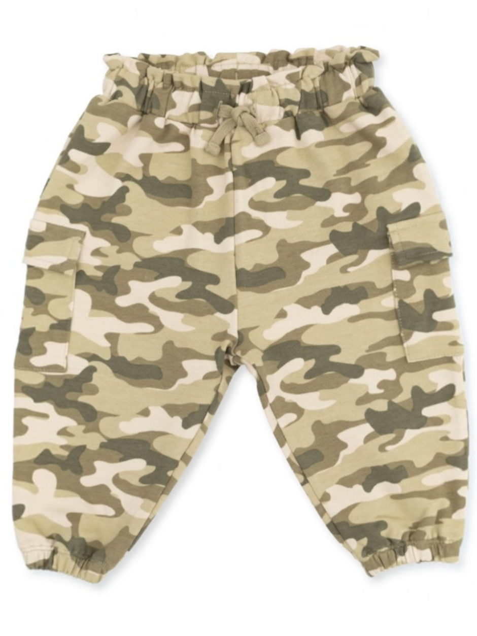 Casual camouflage pants with an elastic waistband and side pockets for comfort and style.
