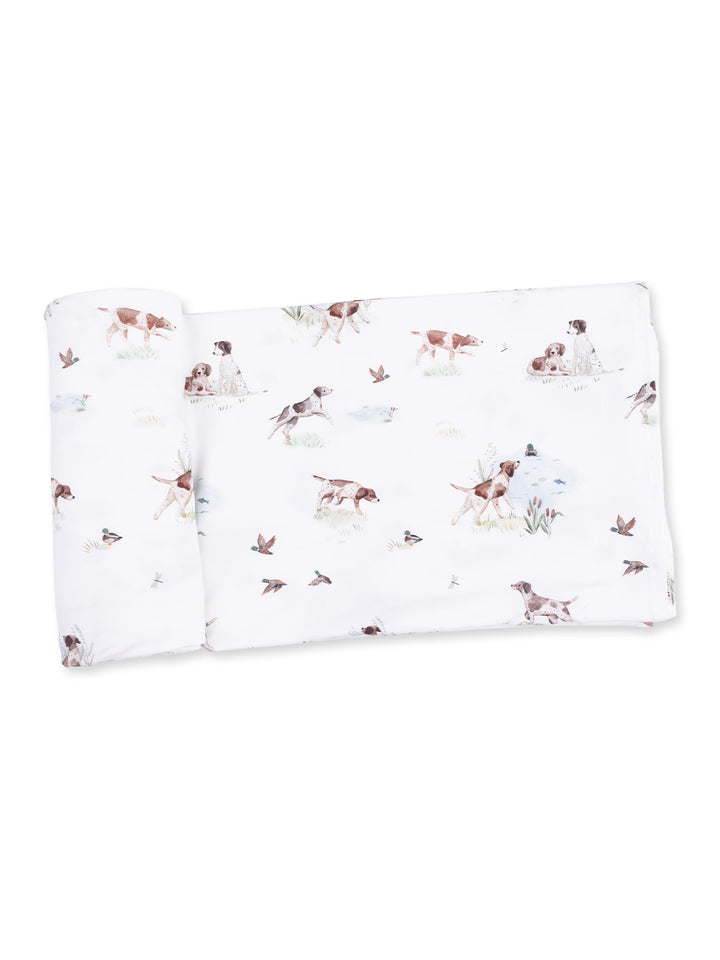 White bedding with illustrated dogs and birds in a playful, nature-inspired design.